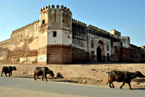 The crumbling glory of Sheikhupura Fort - Pakistan - DAWN.COM