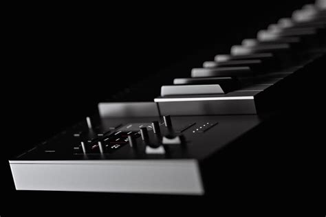 This Keyboard Synthesizer Envelops You in the Music