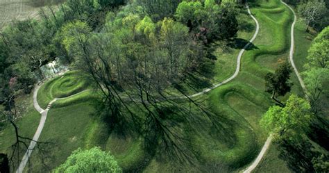 Hucksters hear the blunt facts about the Serpent Mound