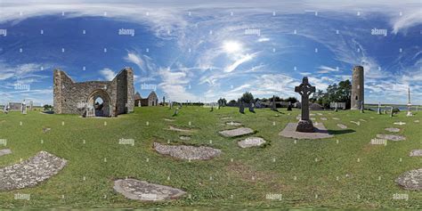 360° view of Clonmacnoise - Monastery - Cross of the Scriptures - Alamy