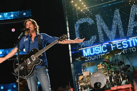 Jake Owen Amps Up Crowd on ‘CMA Music Festival’ Special With ‘Barefoot ...