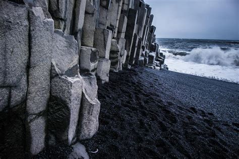 Basalt columns and jointed rock formations at Iceland's black sand ...