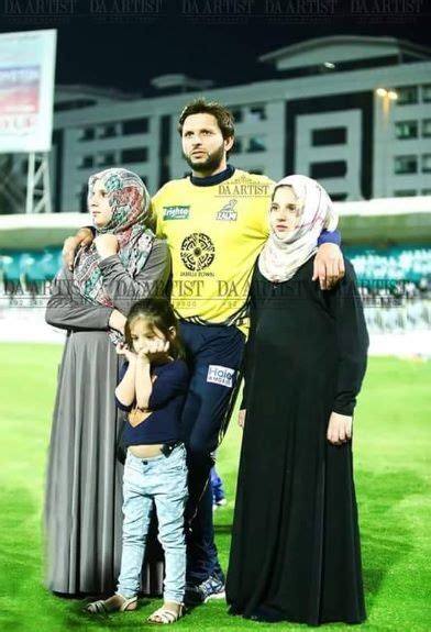 Adorable Video Of Shahid Afridi With his Little Daughter – 24/7 News ...