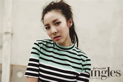 Dara looks chic in her "Singles" March pictorial