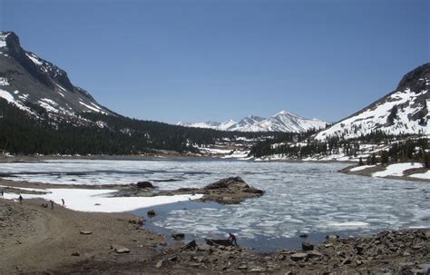 U-Shaped Glacial Valley just outside the entrance to Yosemite National ...