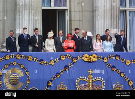 4th June 2002 - Members of the Royal Family on the balcony of ...