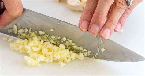 How to Mince Garlic - Jessica Gavin