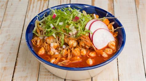 Con el sabor mexicano, así puedes cocinar un pozole rojo con carne de ...