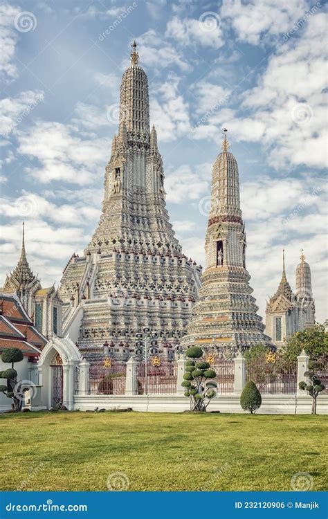 Wat Arun Temple in Bangkok, Thailand Stock Photo - Image of daytime ...