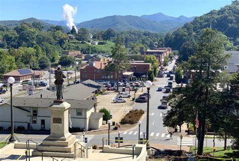 Exploring Downtown Sylva, North Carolina - The GloveTrotters!