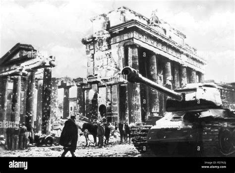 The destroyed Brandenburg Gate, Berlin, 1945 Stock Photo - Alamy