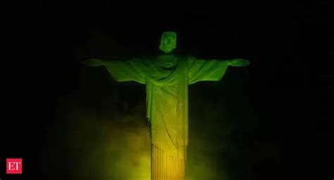 pele: Brazil honours Pele: Christ the Redeemer statue, Maracana stadium ...