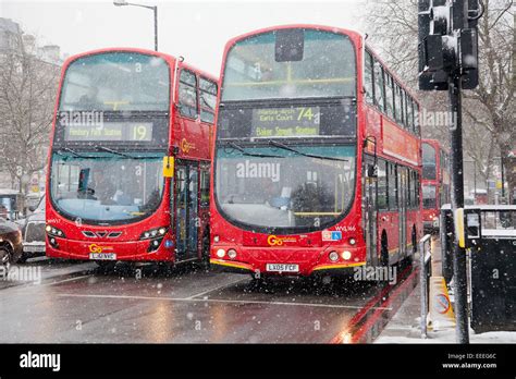 Autobuses en la nieve fotografías e imágenes de alta resolución - Alamy