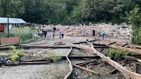 Crooked House pub near Dudley demolished - BBC News