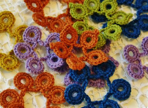 Putting the tiny plastic rings to good use... | Crochet flowers ...