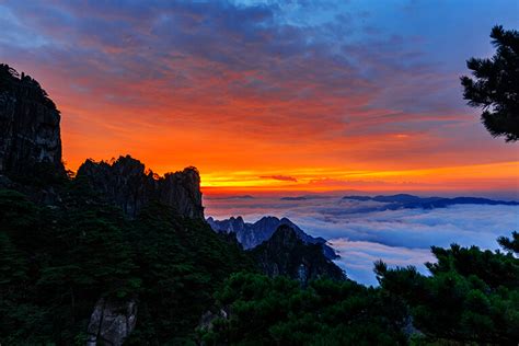 Watch Huangshan Sunrise While Hiking the Yellow Mounatin 2025