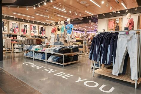 American Eagle (AEO) Sells Jeans, Lingerie With Inclusivity - Bloomberg