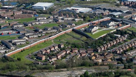 Peace line, Belfast © Rossographer cc-by-sa/2.0 :: Geograph Ireland