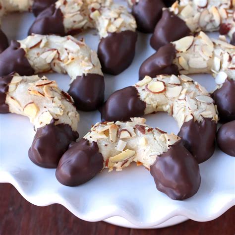 Mandelhörnchen (Cuernos de almendra de mazapán bañados en chocolate ...