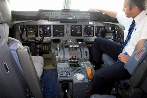 MD-11 cockpit : AirlineReporter