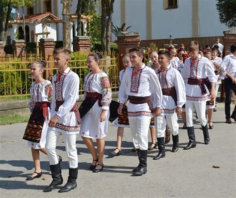 Romanian people traditional dress port populaire - Romania photo ...