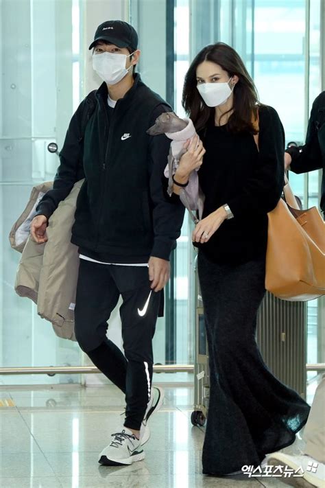 Song Joong Ki And His Wife Katy Louise Saunders Greet Fans On Their Way ...