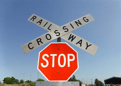 3 Flashing Red Lights At A Railroad Crossing Meaning | Americanwarmoms.org