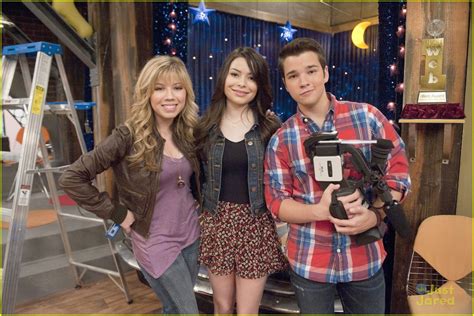 Noah Munck Takes Flight on 'iCarly' | Photo 456355 - Photo Gallery ...