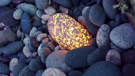 Michigan Man Discovers Strange Glowing Rocks In The Upper Peninsula