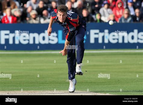 Reece Topley in bowling action for Essex - Essex Eagles vs Kent ...