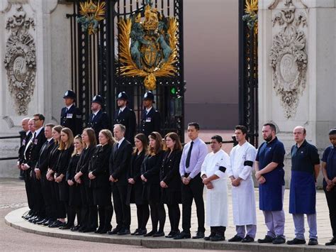 Buckingham Palace staff line up outside gates to pay respects to Queen ...