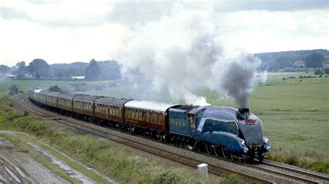 Mallard locomotive driver headstone unveiled in Doncaster - BBC News