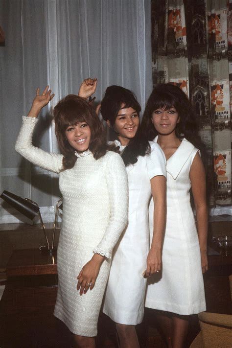 The Ronettes | 1960s fashion, 60s girl, Sixties fashion