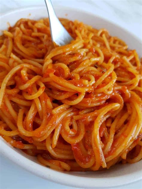 Jollof Spaghetti {Spicy Pepper & Tomato Sauce} - Hint of Healthy