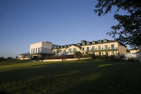 Luxury 4 & 5 star hotels in South Wales - LateRooms.com