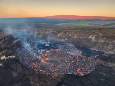 Hawaii volcano eruption isn’t dangerous but offers a spectacular sight ...