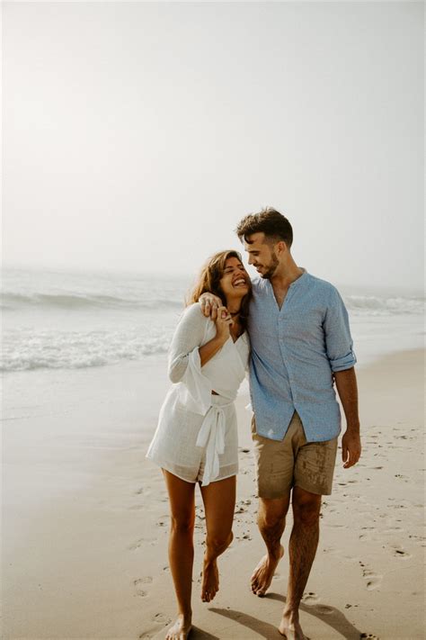 Beachy Couple's Photography Inspo Engagement Pictures Beach, Couple ...