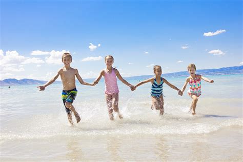 Three Kids Playing On A Beach - HooDoo Wallpaper