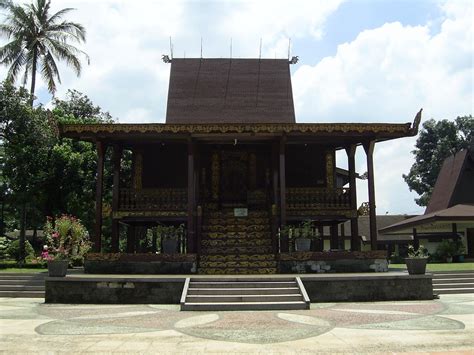 kebudayaan kalimantan: adat istiadat kalimantan