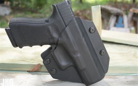 The Best OWB Holster for Glock 19 Pistols (Leather & Kydex)