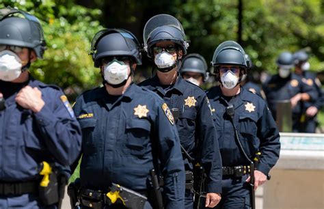 Photos: CHP keeps anti-Newsom protesters off California Capitol grounds ...