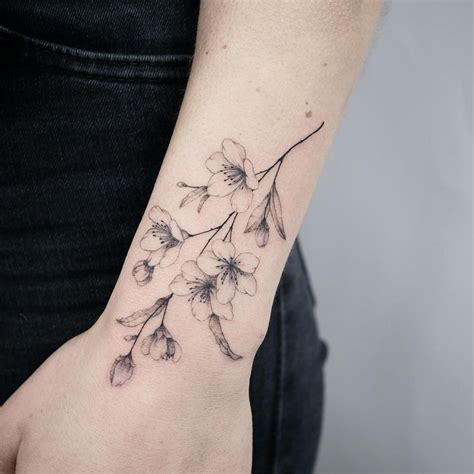 26 Designs sophistiqués Cherry Blossom Tattoo | Cherry blossom tattoo ...