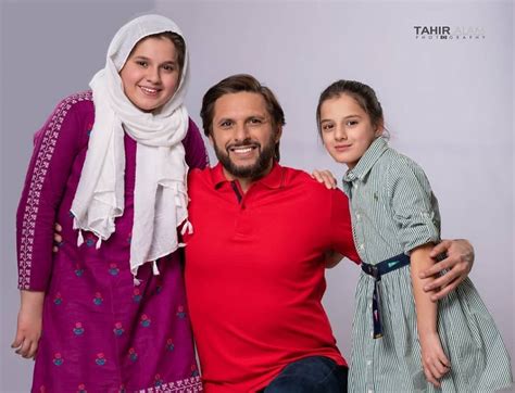 Shahid Afridi's Latest Adorable Shoot With Daughters | Reviewit.pk