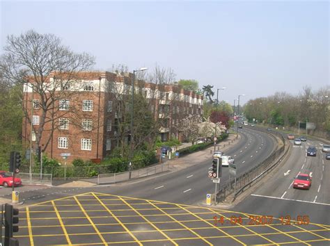 North Circular Road (NW11) at Junction... © Robin Sones cc-by-sa/2.0 ...