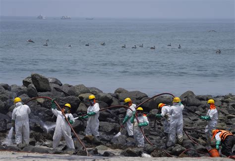 1 month after oil spill, Lima's beaches empty, cleanup slow | AP News