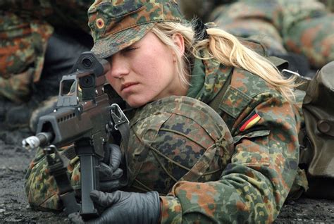 German Army (Bundeswehr) recruit training with HK G36. | Military girl ...