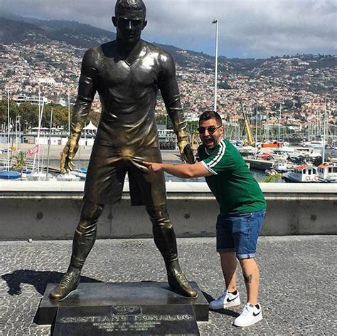 Ronaldo Statue / Cristiano Ronaldo statue is savagely trolled online ...