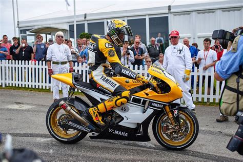 Rossi's Goodwood Entrance on the Roberts painted Yamaha R1 | レーシングバイク