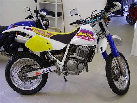 SUZUKI DR 250 - Review and photos