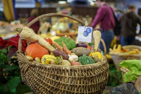 Wicker Egetable Basket Display Editorial Photo - Image of harvest ...